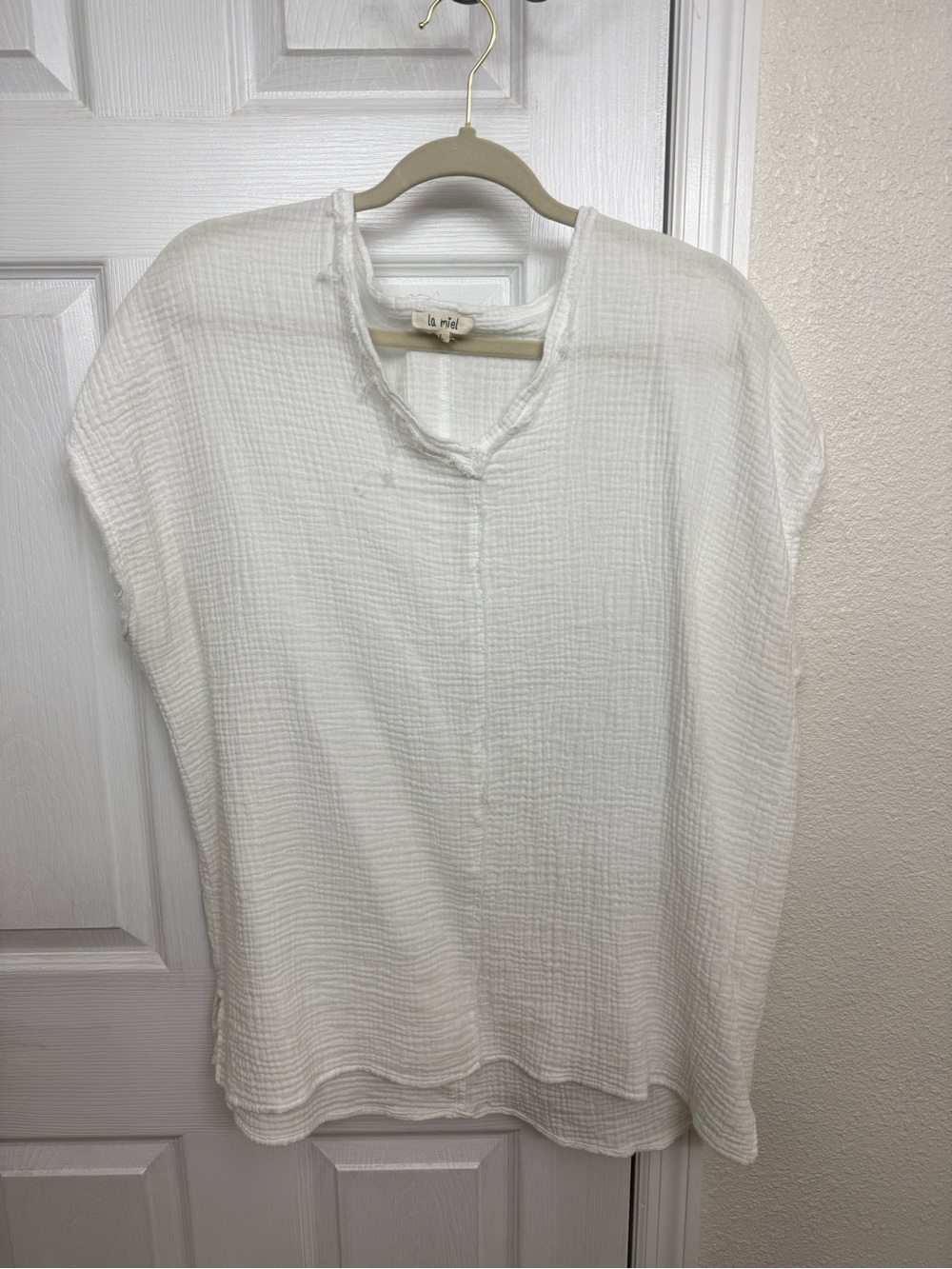LA MIEL White Crinkle V-Notch Short Sleeve Tunic